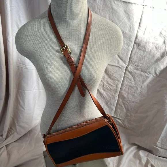 Dooney & Bourke All Weather Leather crossbody bag - Picture 4 of 9